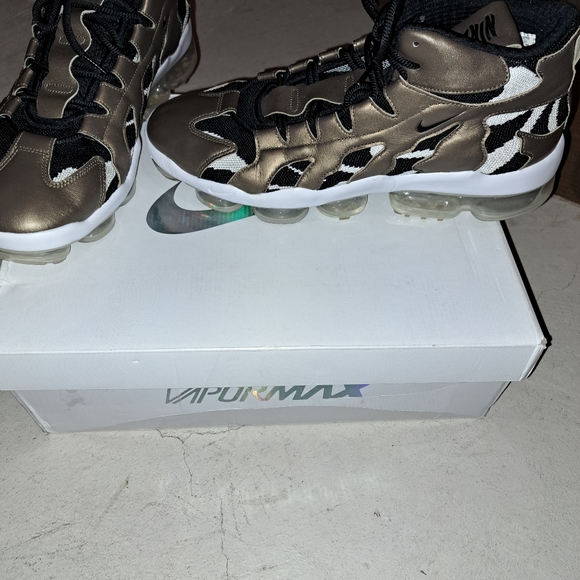 Size 14 and 13, name brand sneakers, new and like new. - Picture 11 of 16